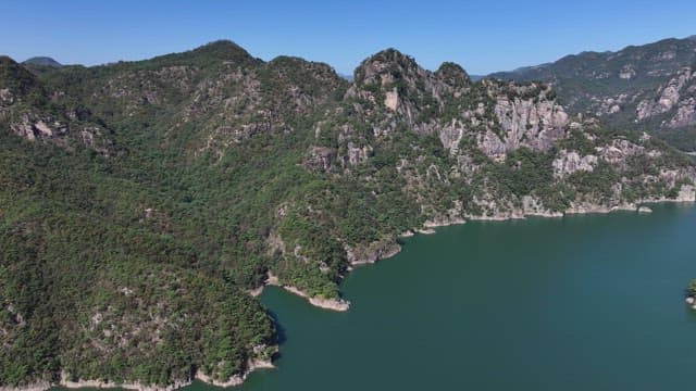 녹음이 우거진 웅장한 산 사이의 고요한 호수