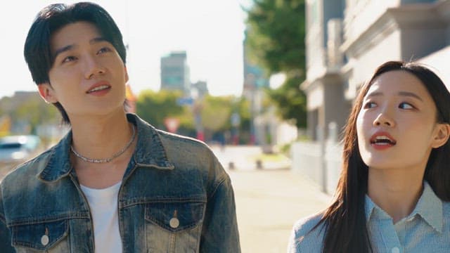 화창한 날 길을 걷는 커플