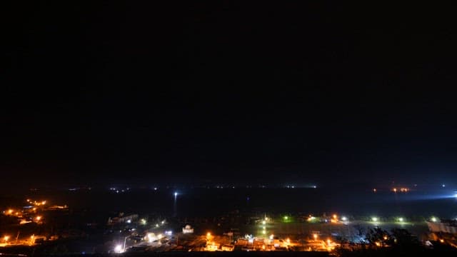 밤에서 새벽으로 변하는 항구 근처 바다 풍경