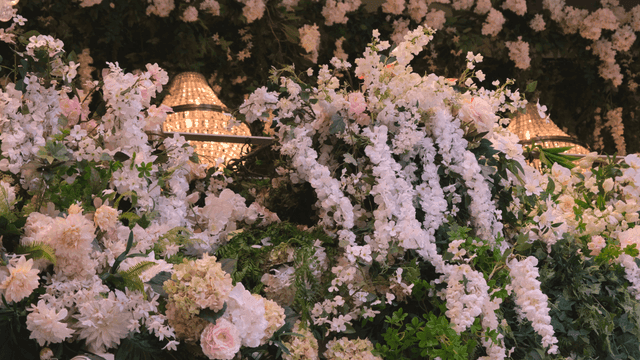 꽃으로 둘러싸인 화려한 샹들리에