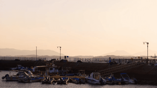 해질녘 고요한 항구에 정박한 배들