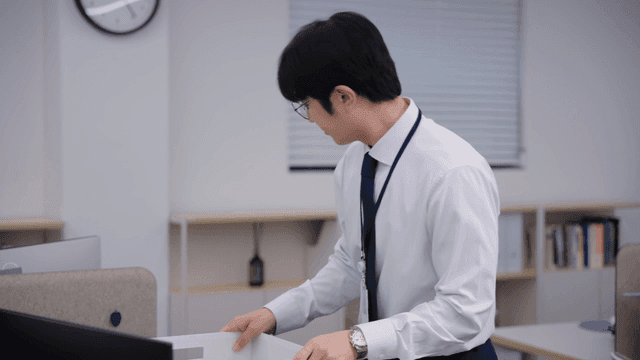 사무실에서 책상을 정리하는 직원