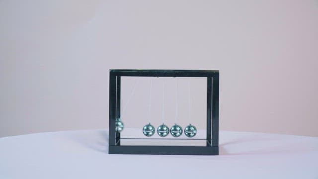 테이블 위 뉴턴의 요람이 시연하는 진자운동