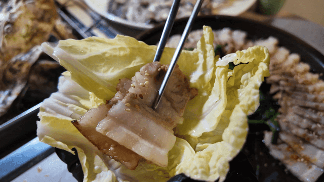Boiled pork wrapped in cabbage wrap