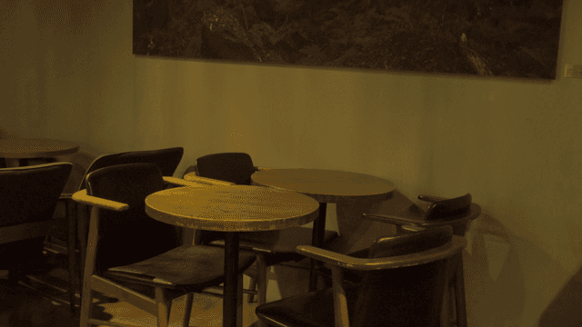 나무 테이블과 의자가 있는 빈 카페