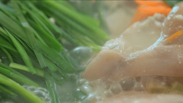 야채가 들어간 돼지 족발탕이 끓고 있는 모습