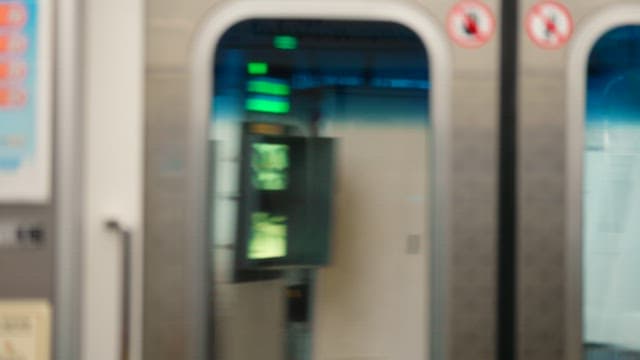 지하철 창문을 통해 보이는 반대편 지하철