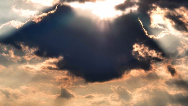 어두운 구름 사이로 비치는 햇빛