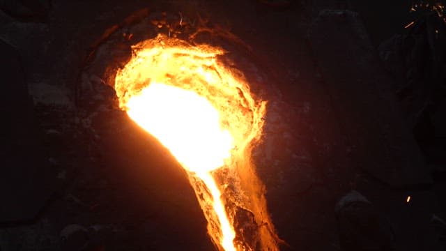 뜨겁게 녹은 금속이 가공되는 주조소