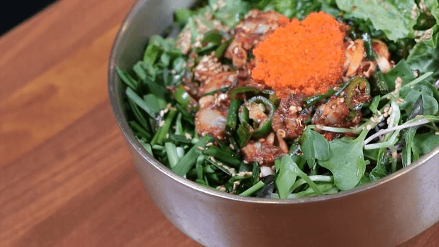 신선한 꼬막 비빔밥 한 그릇