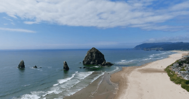 파도와 바위가 있는 고요한 해변