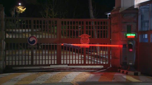 밤에 차단기가 내려진 교정 시설 입구