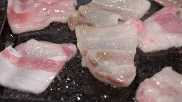 불판에서 지글거리는 삼겹살