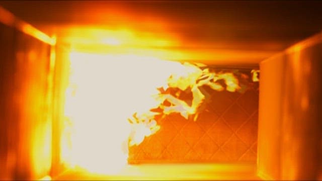 밀폐된 공간에서 강렬하게 치솟는 불길