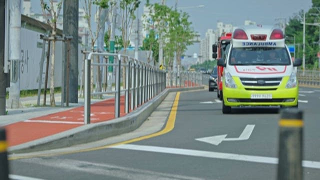 도시의 도로를 달리는 구급차와 소방차