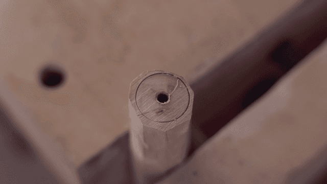 구멍이 있는 나무 막대의 클로즈업