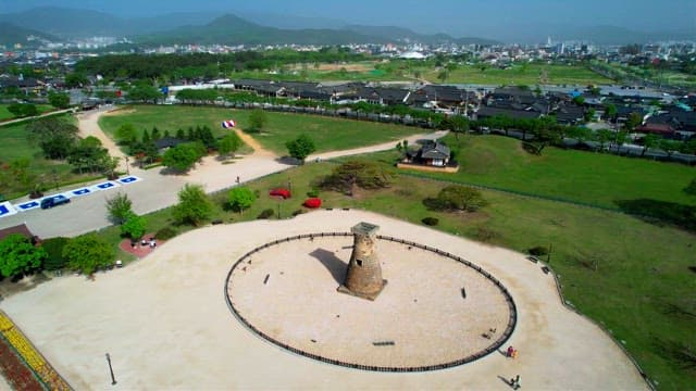 역사적인 국보 첨성대와 고즈넉한 풍경