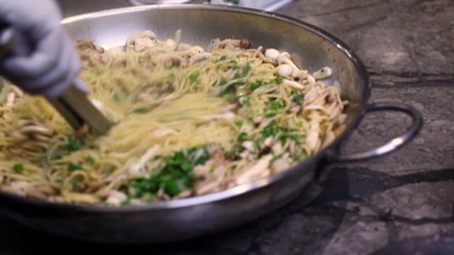 버섯과 치즈가 들어간 파스타 요리