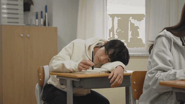 교실에서 책상에 엎드린 학생
