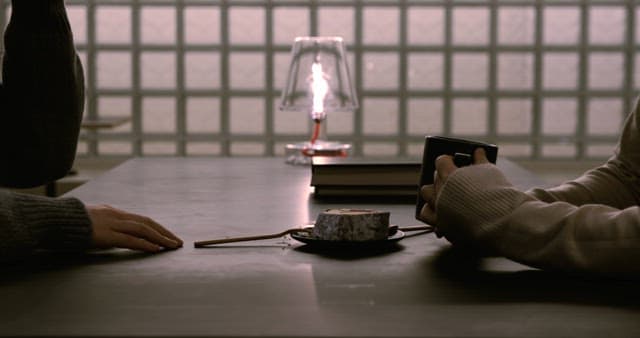 디저트와 커피를 곁들인 사적인 대화