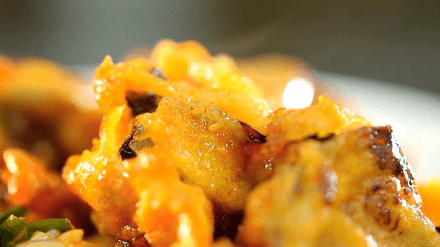 김이 나는 매콤한 양념의 가지튀김