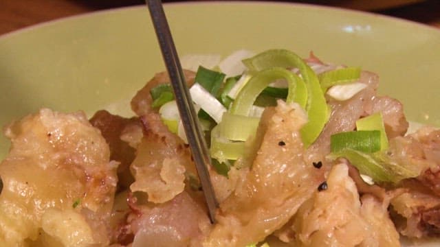 고기 튀김을 젓가락으로 집는 사람