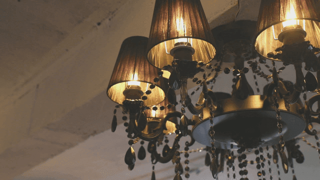따뜻한 조명의 우아한 샹들리에