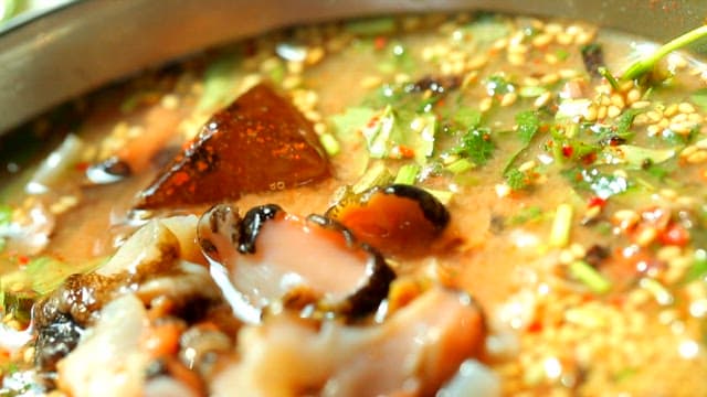 신선한 뿔소라 물회의 근접 촬영