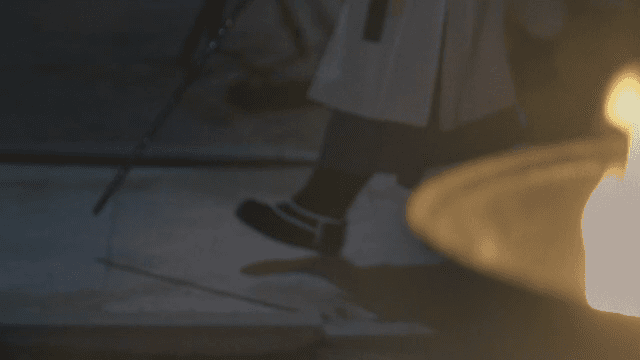 타오르는 불꽃 옆으로 걷는 한복을 입은 사람