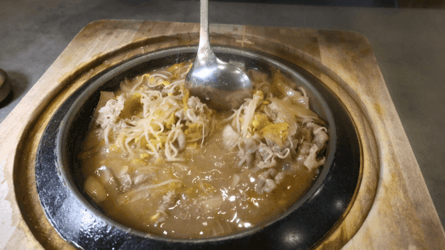 콩나물과 우삼겹이 가득 들어간 백 묵은지 찌개