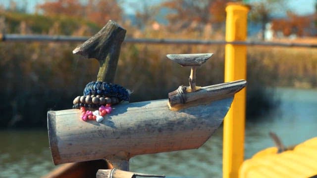 강가에 있는 빈티지 나무 장식품