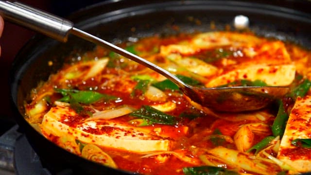 냄비에서 끓고 있는 매운 두부 찌개