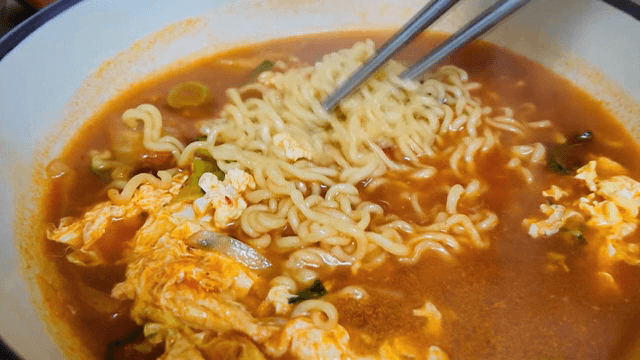 계란과 채소가 들어간 매운 라면