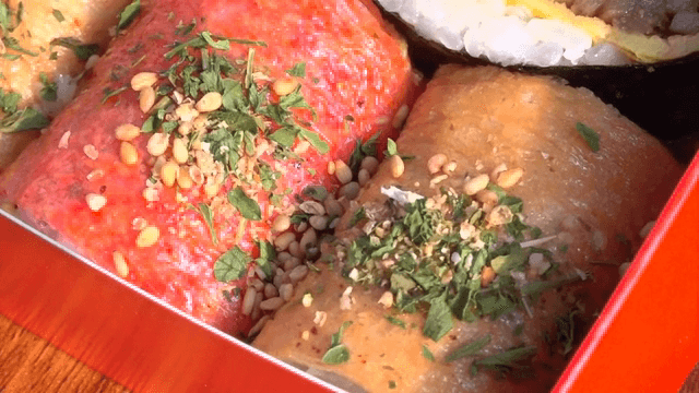 다양한 토핑이 있는 한국식 김밥