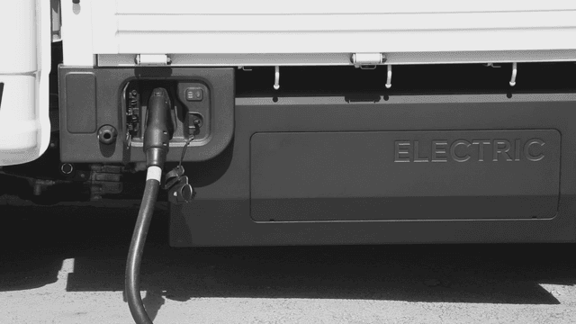 야외에서 충전 중인 전기 트럭