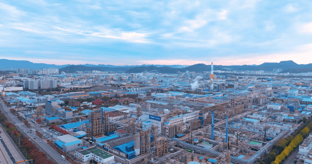 새벽의 광활한 산업 단지