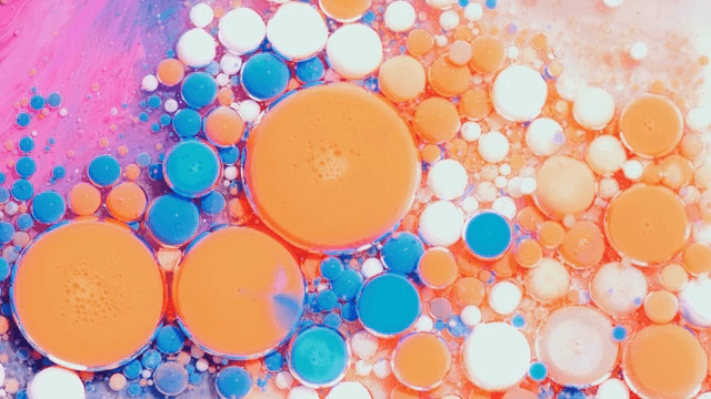 혼합 액체 속 다채로운 버블들