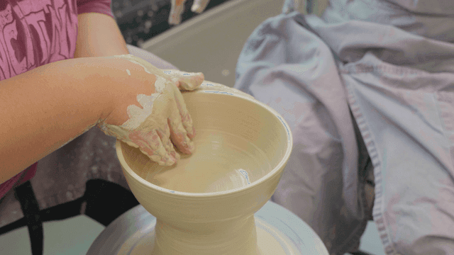 물레에서 도자기 그릇 모양을 잡는 수업