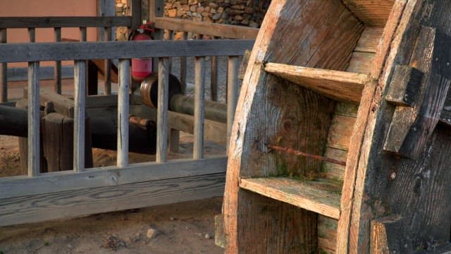 전통 가옥 한 켠에 있는 나무 물레방아