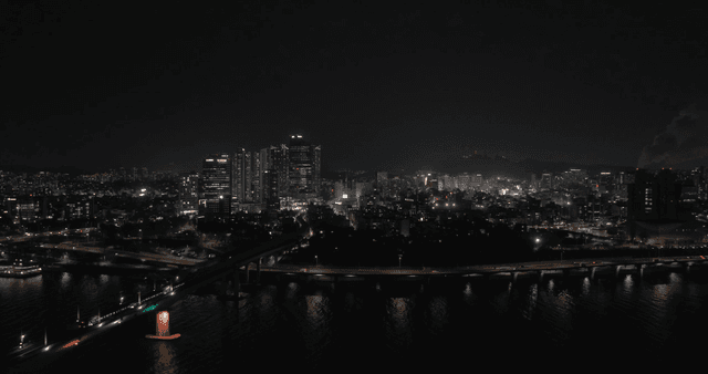 전철이 지나가는 다리와 강이 있는 도시의 야경