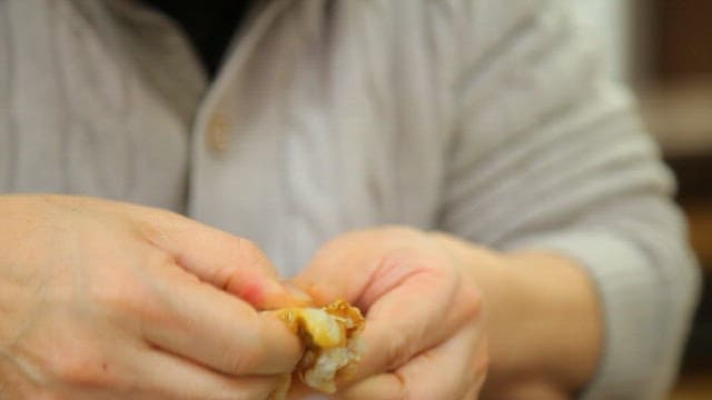 밥과 함께 간장게장을 먹는 모습