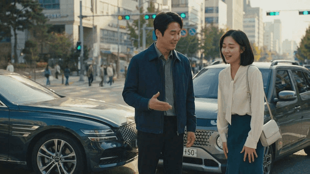 Two people discussing after a car accident