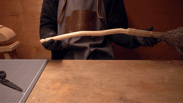 손으로 빗자루를 만드는 사람