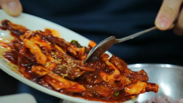 오징어 제육볶음을 넣은 비빔밥 한 숟가락