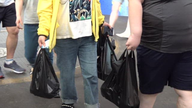 비닐봉투를 들고 시장을 돌아다니는 사람들