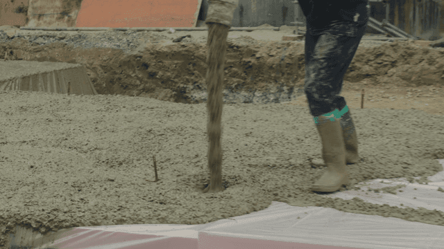 건설 현장에서 콘크리트를 붓는 작업자