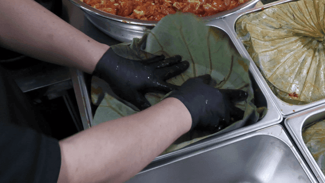 연잎에 쌓이는 양념된 닭갈비 고기