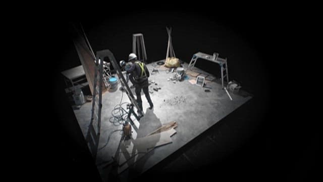 어둠이 내린 작업장에서 일하는 근로자들