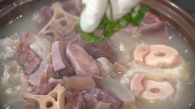잘게 썬 파를 올린 설렁탕