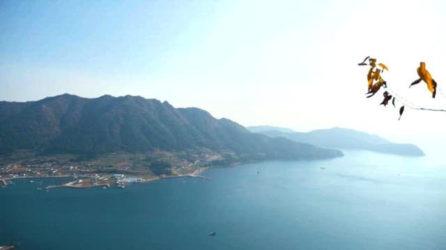 다리와 보트가 있는 해안 풍경